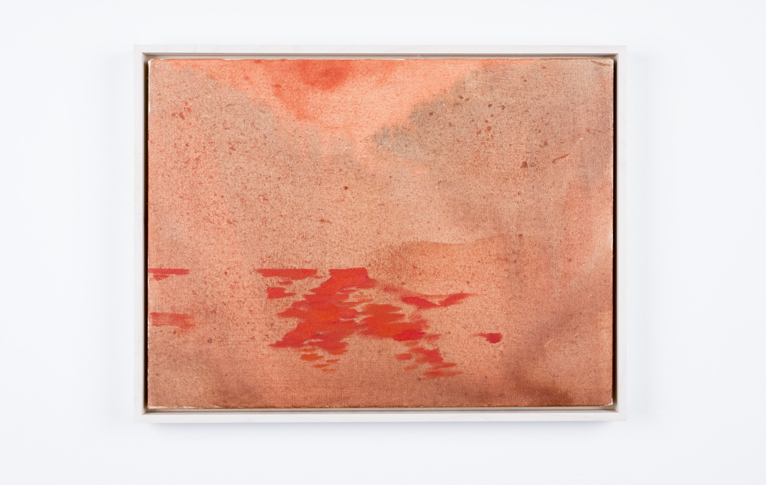 En fyrkantig bild som hänger på en vägg.