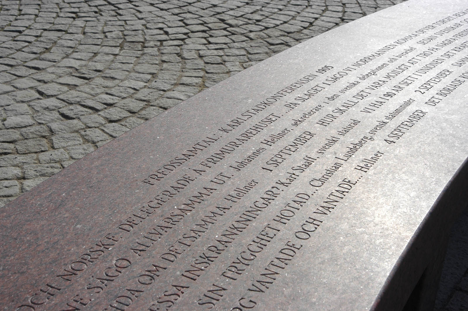 Del av gravyr på bänk. Högst upp på bänken står det: &quot;Fredssamtal: Karlstadskonferensen 1905.&quot; Jenny Holzer, For Karlstad.