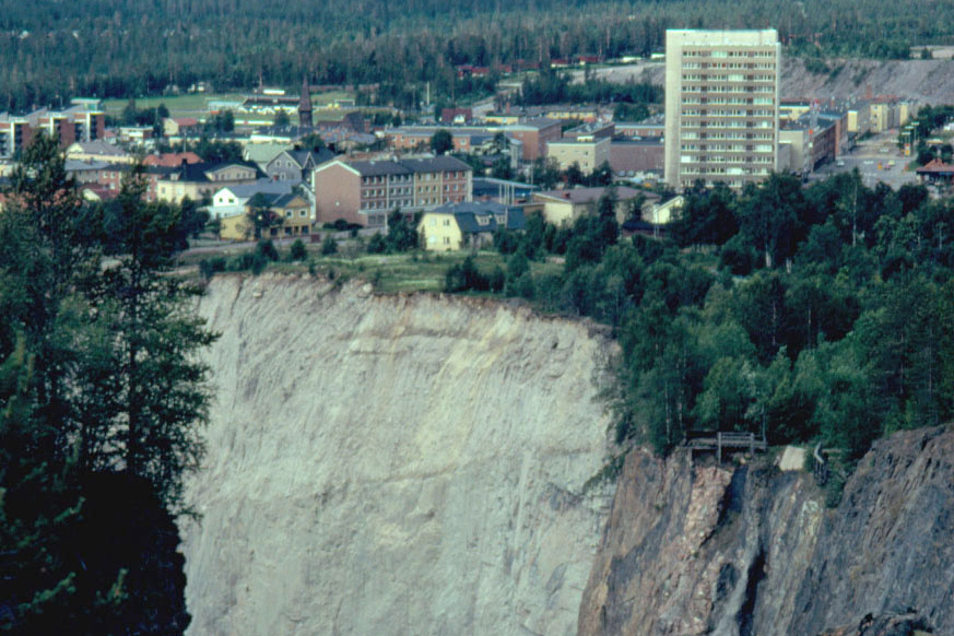 The village Malmberget on the rim of the deep mine shaft.