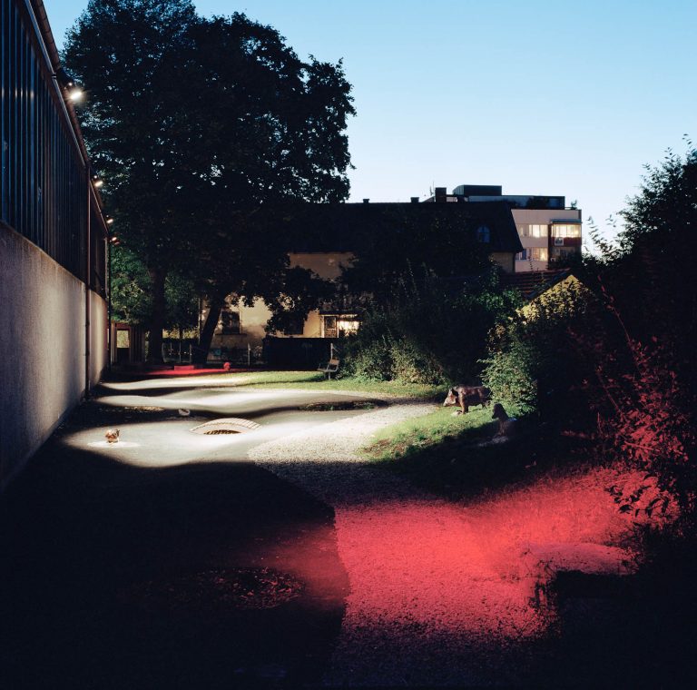 En slingrande bäck för de minsta, med betongdjur, en bro och röd belysning om kvällen. Love and devotion, helhetsgestaltning av Olaus Petri-skolan