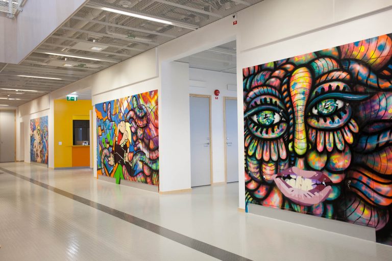 Graffitimålningarna är två meter höga och täcker de flesta väggar i ingångshallen. Pärra Andreasson, Vad Vi Vill, 2013