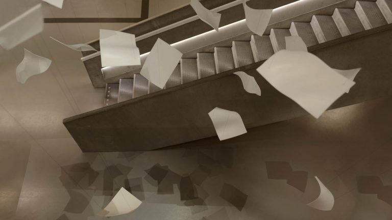 Virvlande pappersark i luften ovanför trappan. Gabriel Lester, Twirl