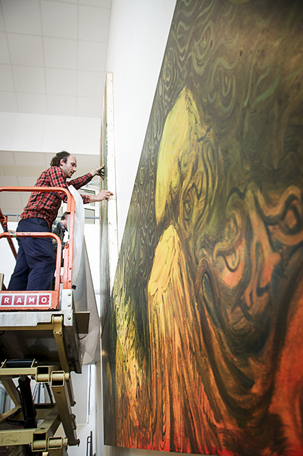 Två män i en skylift monterar en del av målningen på väggen. Danilo Stankovic, När fåglar tystna.