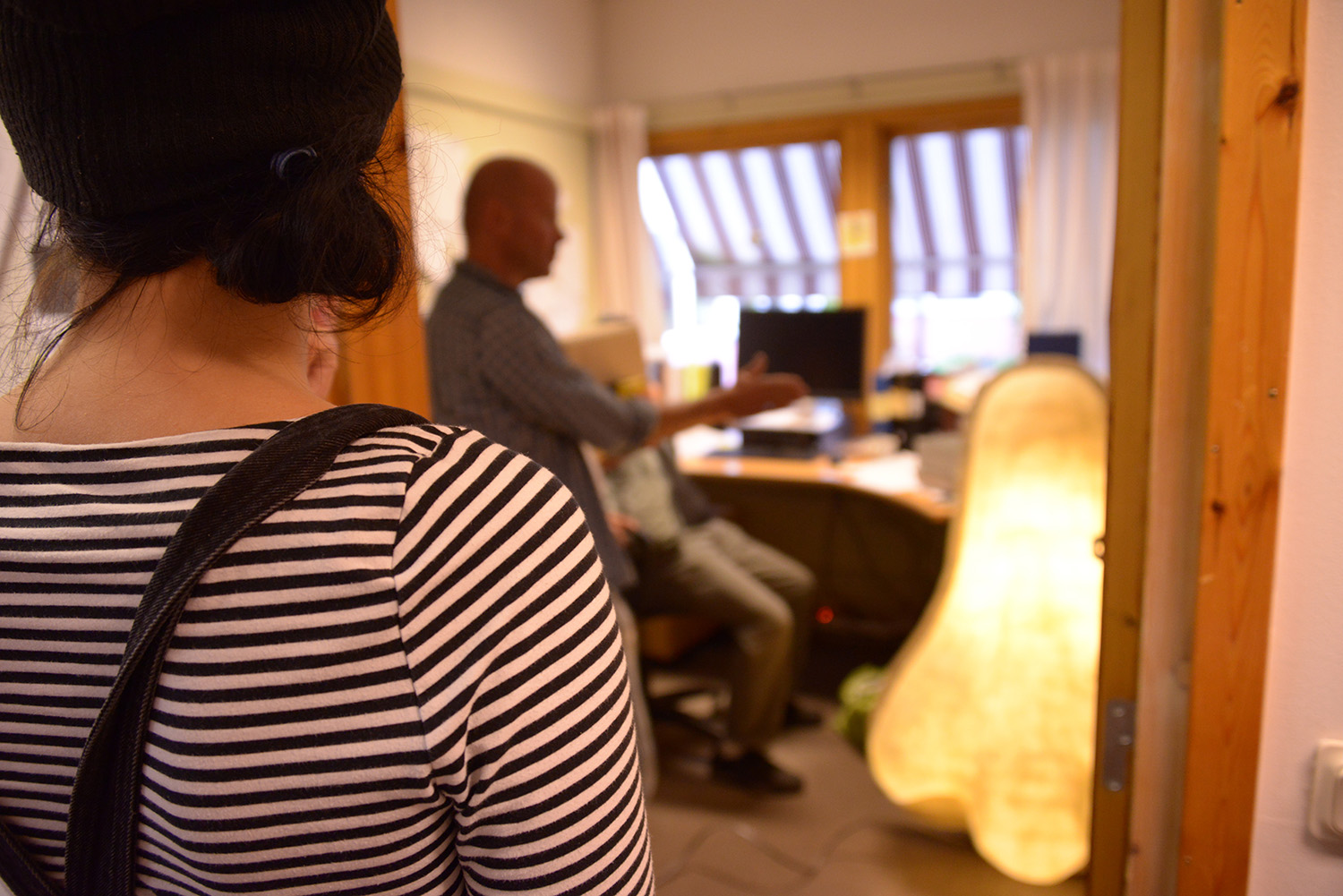 Den lysande näsan står på ett kontor i kulturhuset i Jordbro, lampan är tänd.