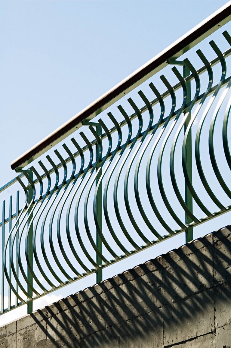 Ett välvt grönt staket gör betongkubens tak säkert att befinna sig på. Love and devotion, helhetsgestaltning av Olaus Petri-skolan