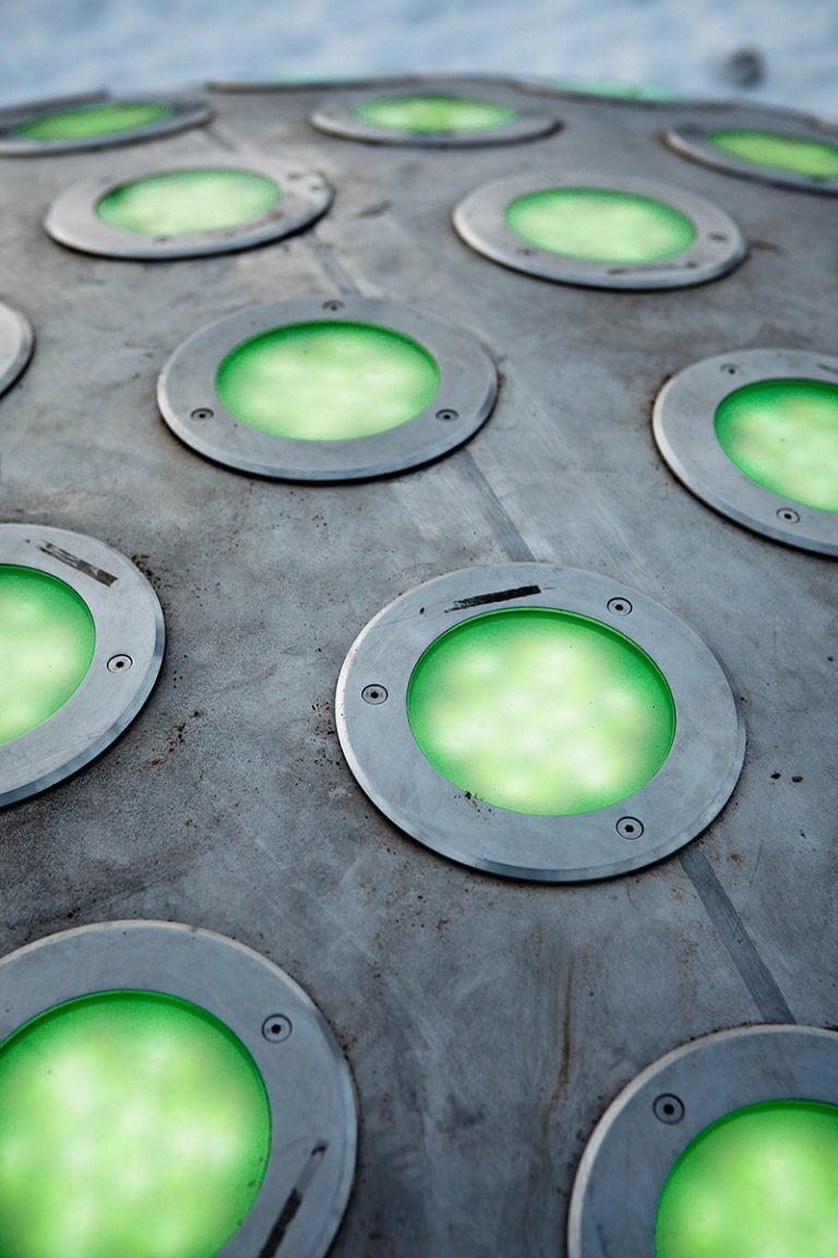 Detalj. Lamporna som sitter fästa i stålet lyser med grönt sken. Markus Lantto, Termonoder, 2009