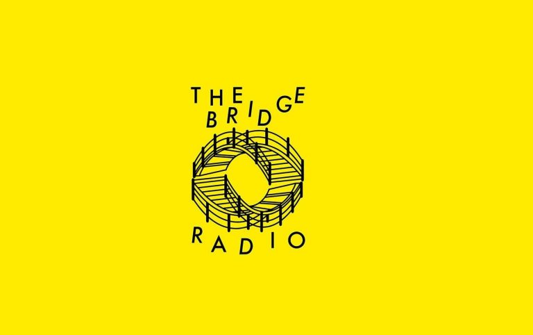 Logga formad som två broar med text the bridge radio
