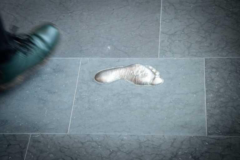 Ett fotspår av metall på golvet