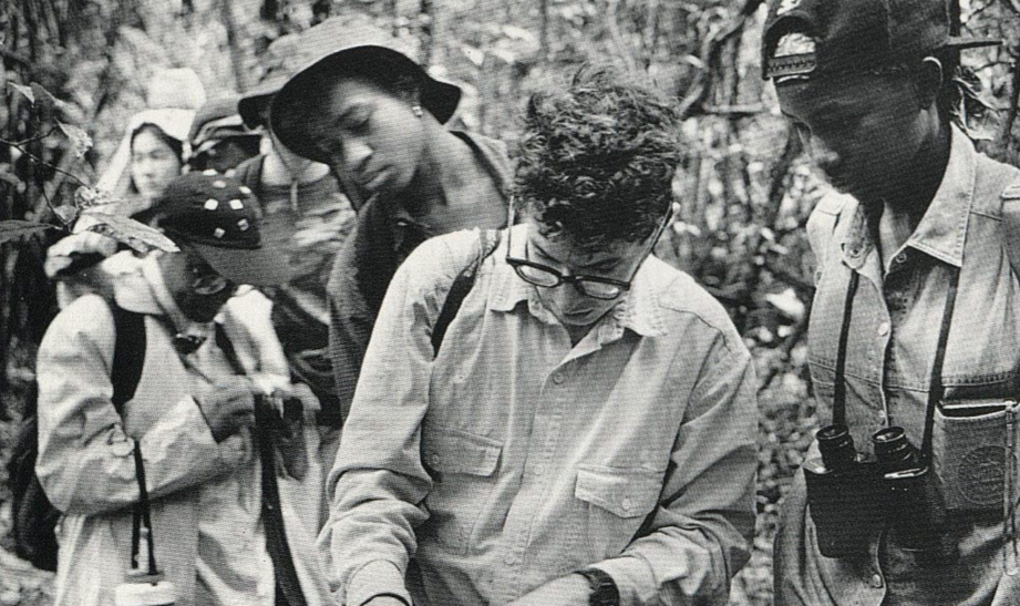 En svartvit bild där en grupp män ser ut att arbeta med något i en trädgård.