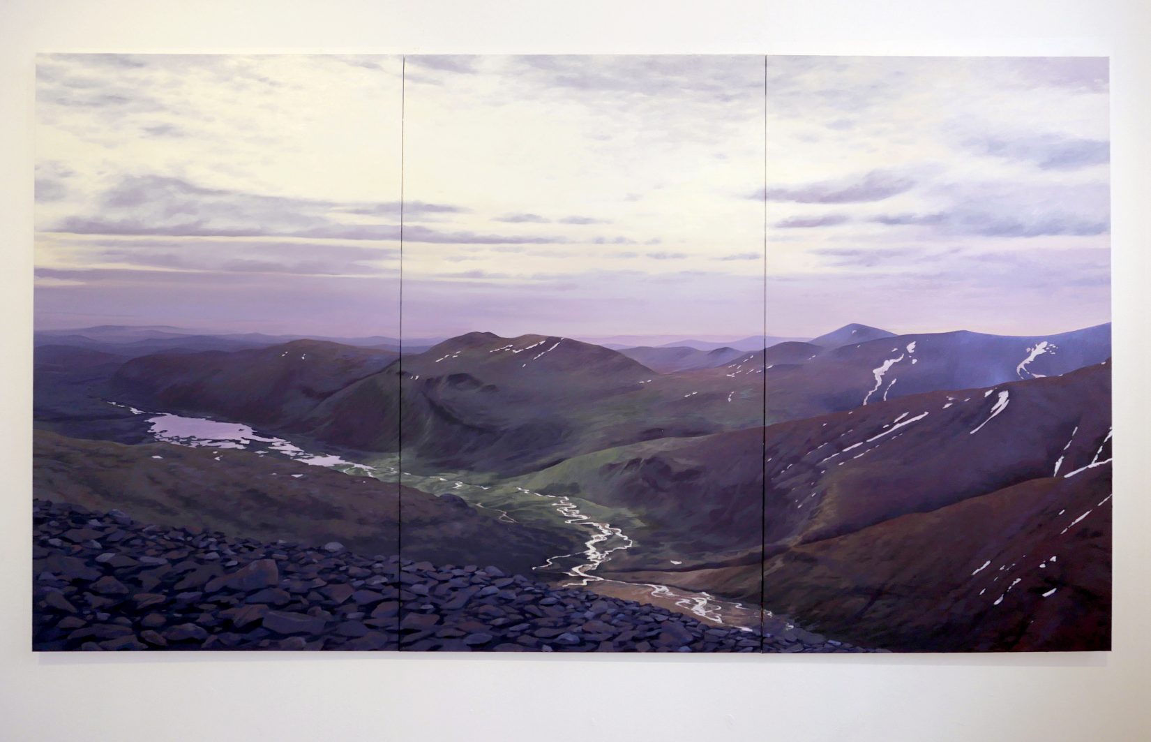 Målning av landskap med himmel, berg och en flod som rinner genom dalen.
