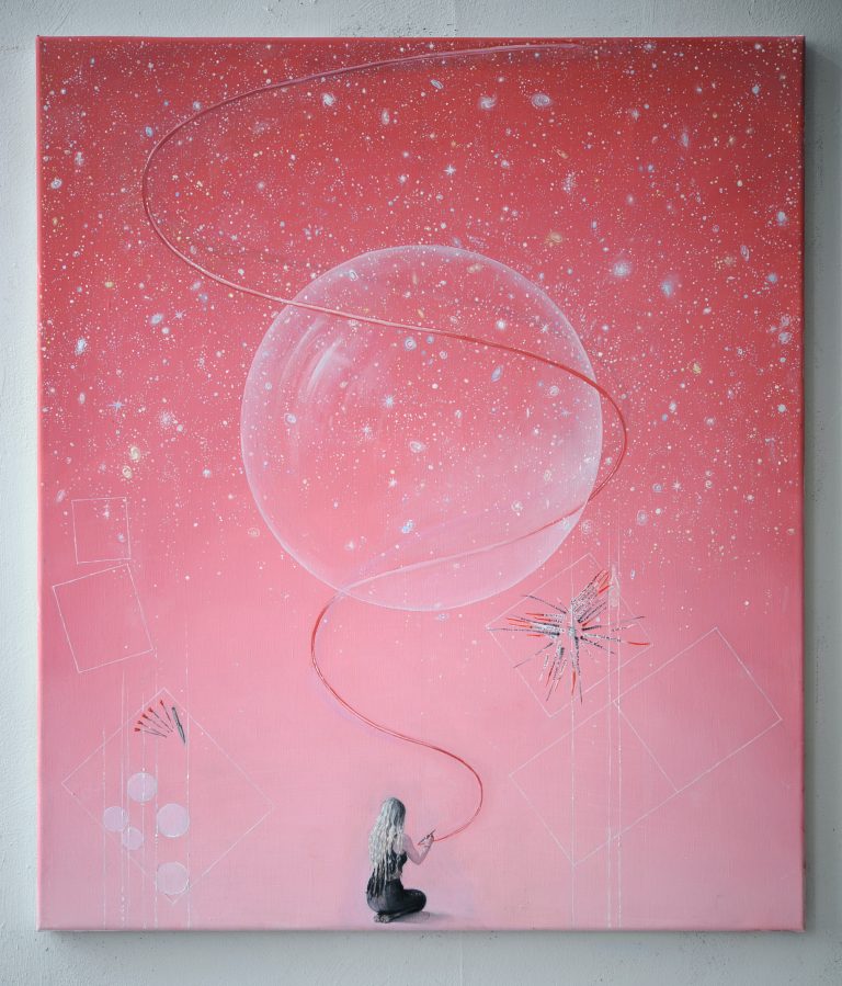 Rosa målning. I mitten en stor bubbla. Längst ner sitter en kvinna och ritar en linje som tvinnar sig uppåt.