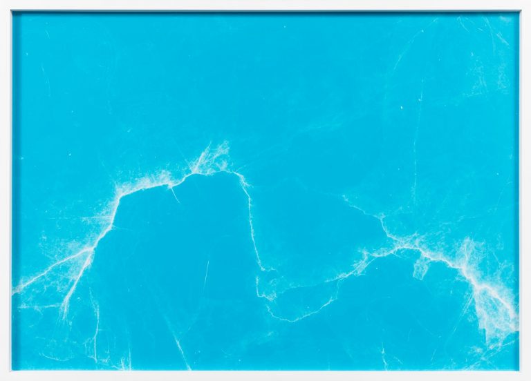 En ljus turkosblå bakgrund med vita abstrakta krackeleringar som liknar is som spruckit.