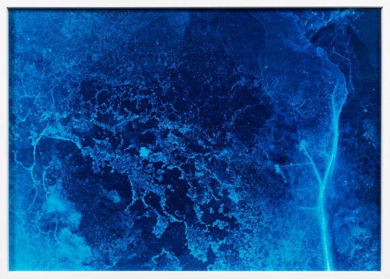Från djupblått till ljusblått i ett abstrakt mönster som liknar is med sprickor.