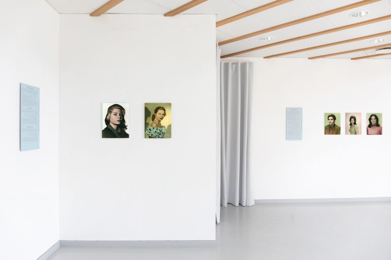 Fem handkolorerade porträtt på kvinnor och män