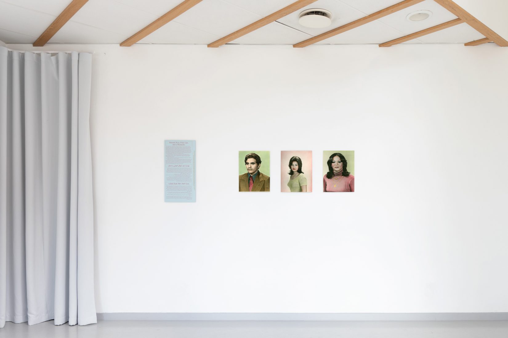 Installationsvy, Tre handkolorerade porträtt på en man och två kvinnor