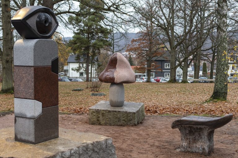 Bild på tre delar av verket Lets face it. Ett öga, en näsa och en tunga i sten.