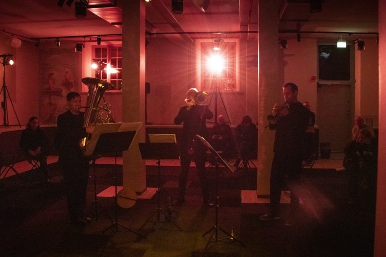 Bild på musiker i ett mörkt rum