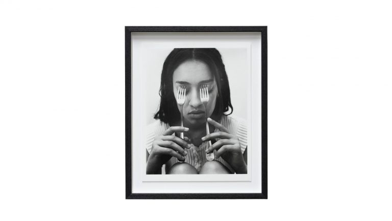 En svartvit fototavla. Bild på en kvinna