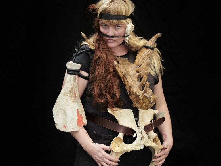 kvinna med korsett av skelettdelar